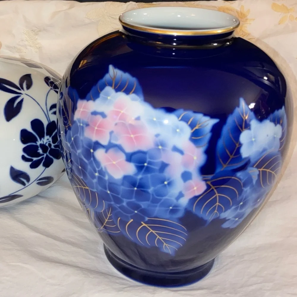 Arita Fukagawa Mint Condition Mid 1900’s Elegant Blue Pink Hydrangea Floral Vase